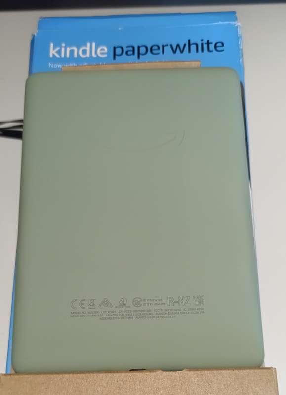 Amazon Kindle Paperwhite 11th Gen 16GB 6.8". Like new, Agave Green.