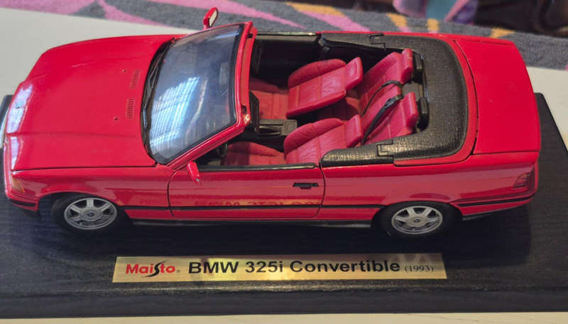 Maisto 1993 BMW 325i Red Diecast Convertible 1:18 Scale Model