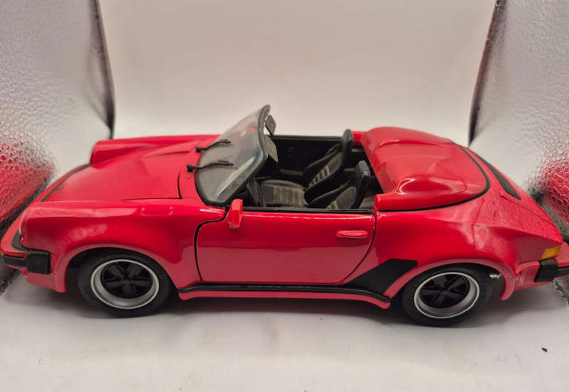 Maisto 1:18 scale die-cast model of a 1989 Porsche 911 Speedster.
