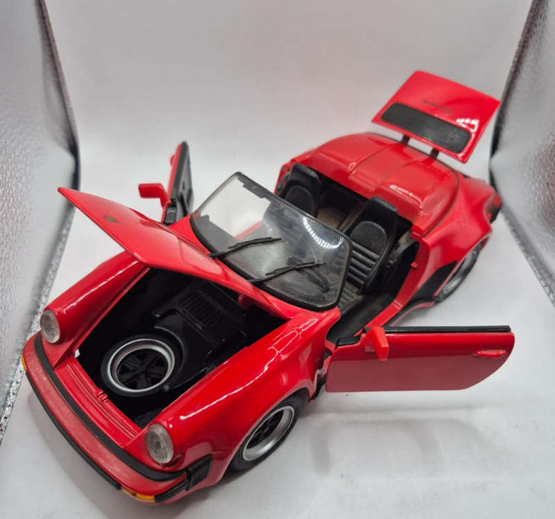 Maisto 1:18 scale die-cast model of a 1989 Porsche 911 Speedster.