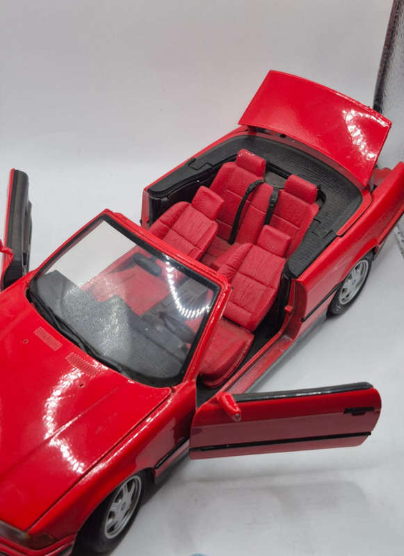 Maisto 1993 BMW 325i Red Diecast Convertible 1:18 Scale Model