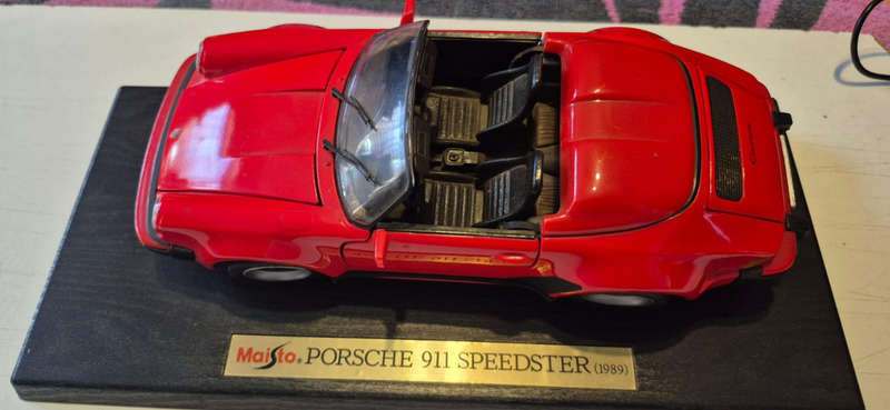 Maisto 1:18 scale die-cast model of a 1989 Porsche 911 Speedster.