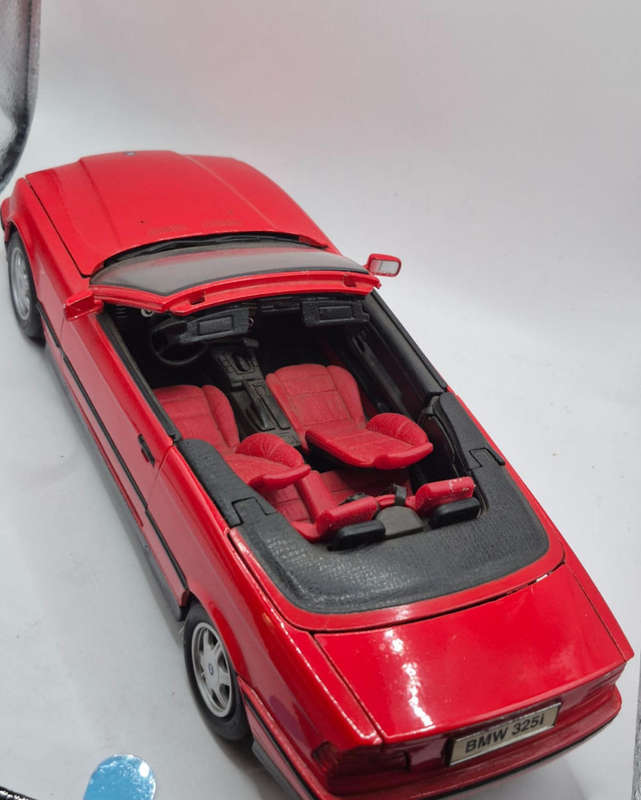 Maisto 1993 BMW 325i Red Diecast Convertible 1:18 Scale Model