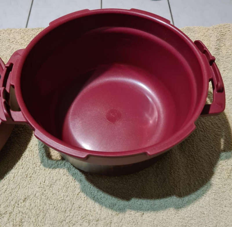 Tupperware Micro-Minute, a microwave pressure cooker.