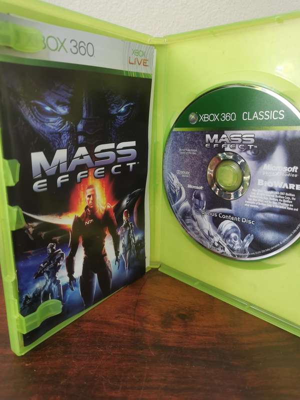 Mass Effect on Xbox 360 with Booklet and Bonus Disc
