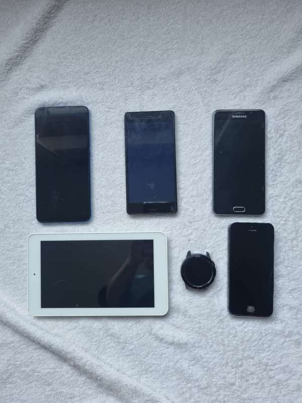 Lot of 5 phones for parts or repair