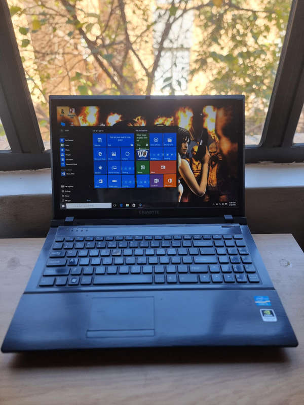 CORE I5 GIGABYTE LAPTOP 8GB  RAM256SSD