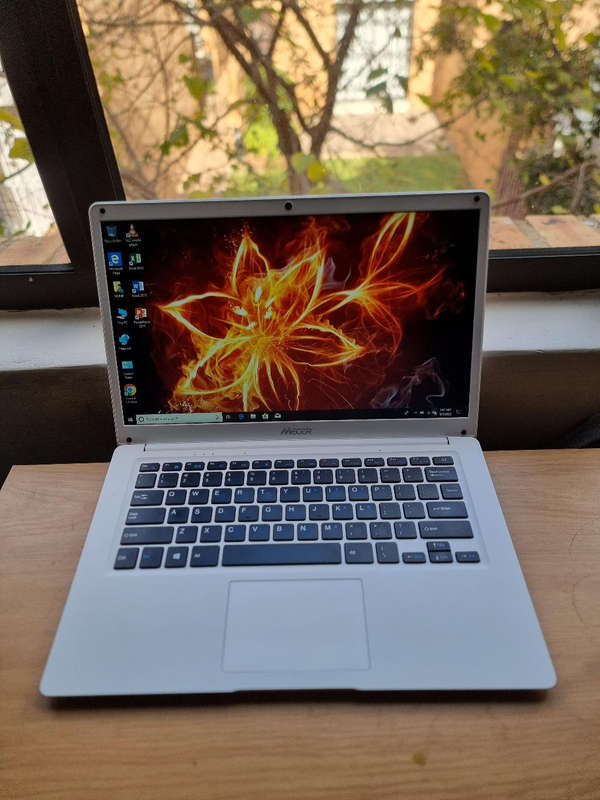 Excellent condition Meccer z140c notebook  intel celeron 2gb ram32gb