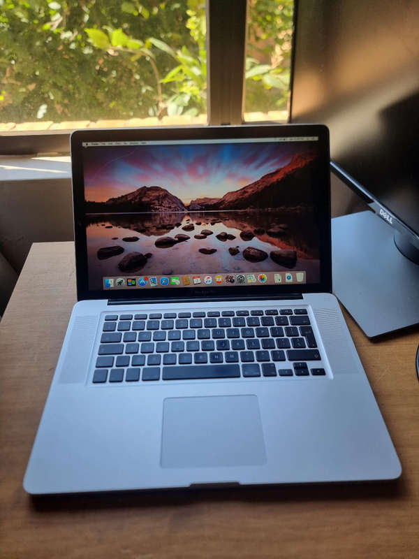 MACBOOK PRO 15INCH  DUAL CORE 2010 MODEL  8GB RAM 500GB
