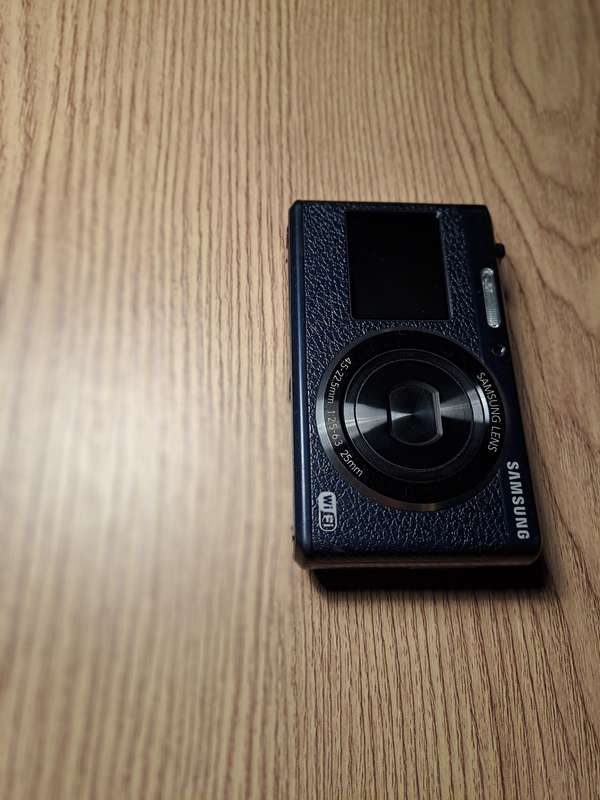 Samsung DV180 digital camera
