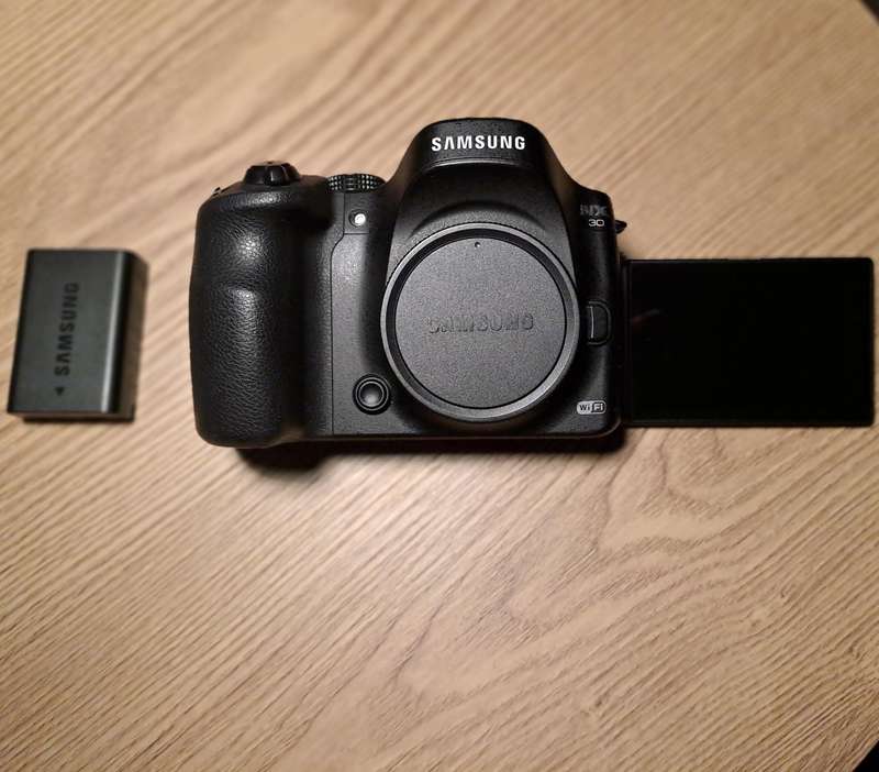 Pristine (almost new) SAMSUNG NX30 CAMERA BODY