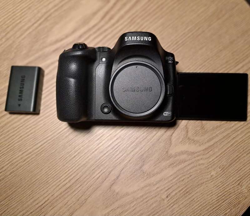 Pristine (almost new) SAMSUNG NX30 CAMERA BODY