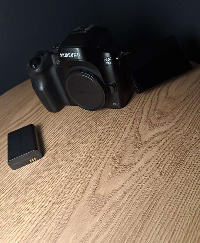 Pristine (almost new) SAMSUNG NX30 CAMERA BODY