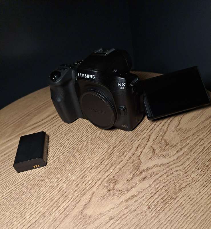 Pristine (almost new) SAMSUNG NX30 CAMERA BODY