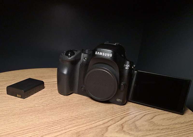 Pristine (almost new) SAMSUNG NX30 CAMERA BODY