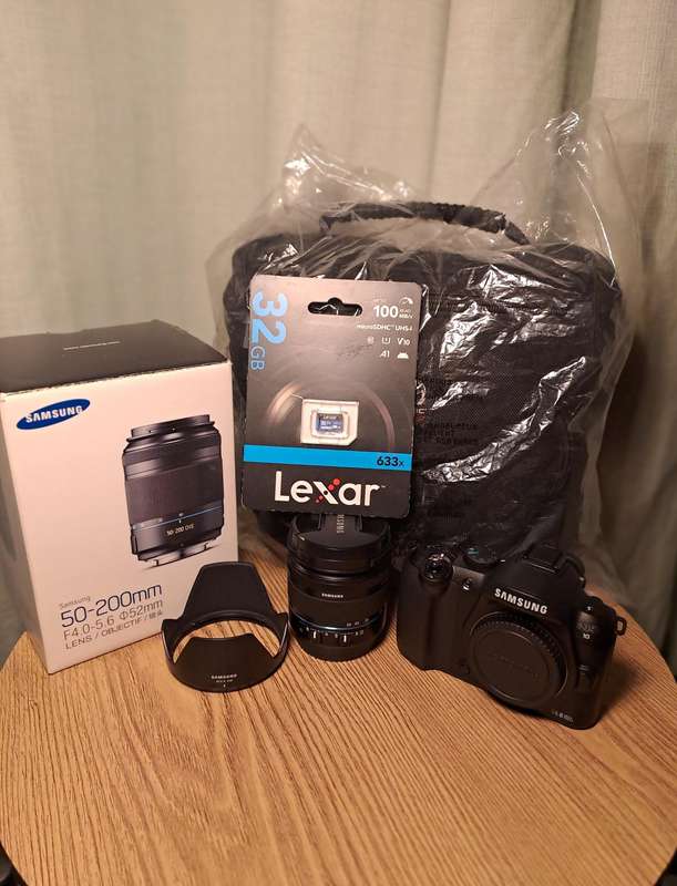 Pristine (almost new) SAMSUNG NX10 MIRROLESS CAMERA BUNDLE