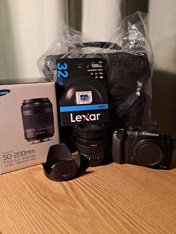 Pristine (almost new) SAMSUNG NX10 MIRROLESS CAMERA BUNDLE