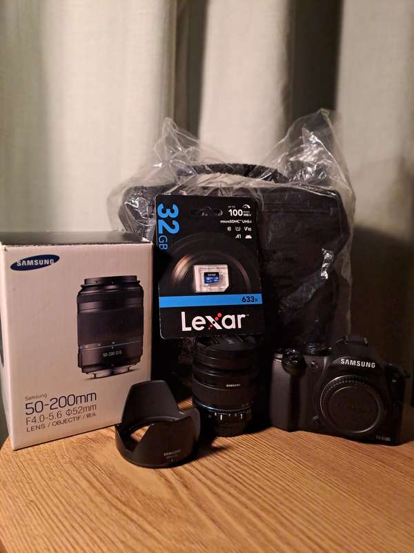 Pristine (almost new) SAMSUNG NX10 MIRROLESS CAMERA BUNDLE