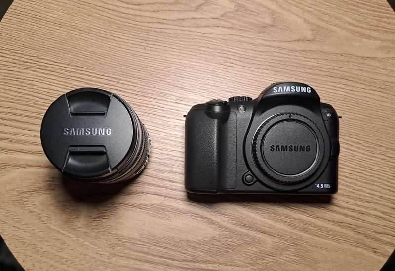 Pristine (almost new) SAMSUNG NX10 MIRROLESS CAMERA BUNDLE
