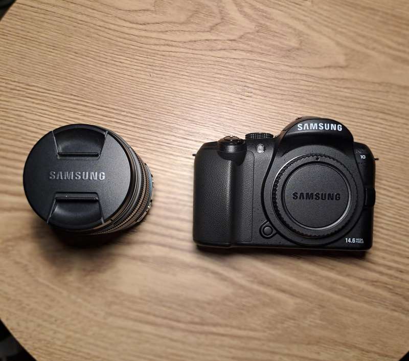 Pristine (almost new) SAMSUNG NX10 MIRROLESS CAMERA BUNDLE