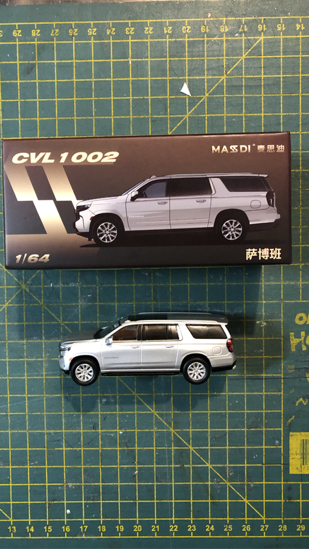 1/64 Chevrolet Suburban - silver