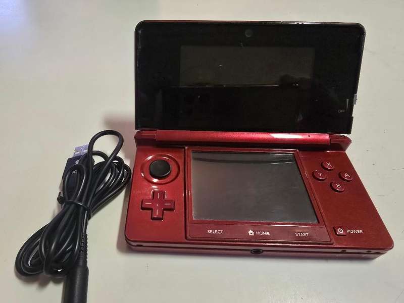 Original Nintendo 3DS with CFW, Over 250 Games Preloaded