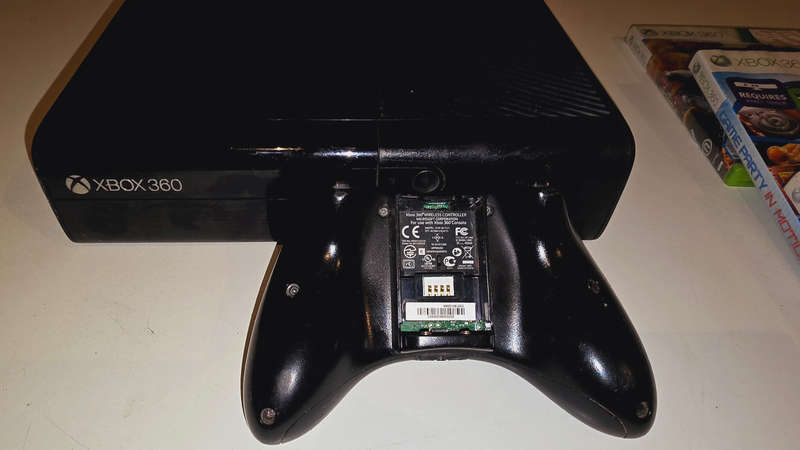 XBOX 360 CONSOL WITH 6 GAMES AND KINECT