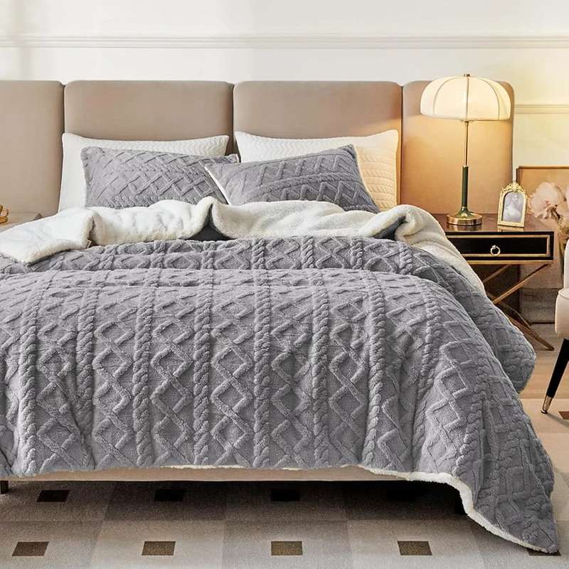 3pcs Queen Size Fleece Duvet Cover Set, Solid Color Autumn And Winter Bedding Set, Soft Comfortable.