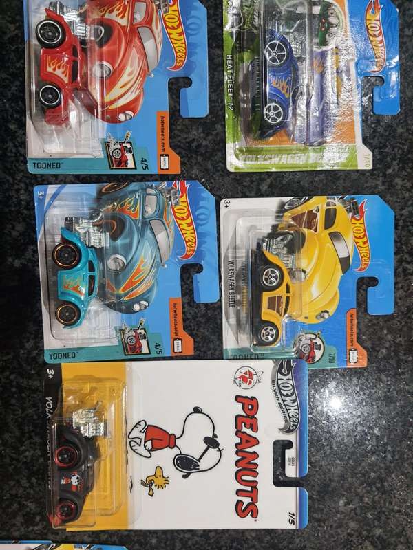 HOT WHEELS VOLKSWAGEN BEETLE COMBO 5 CARS