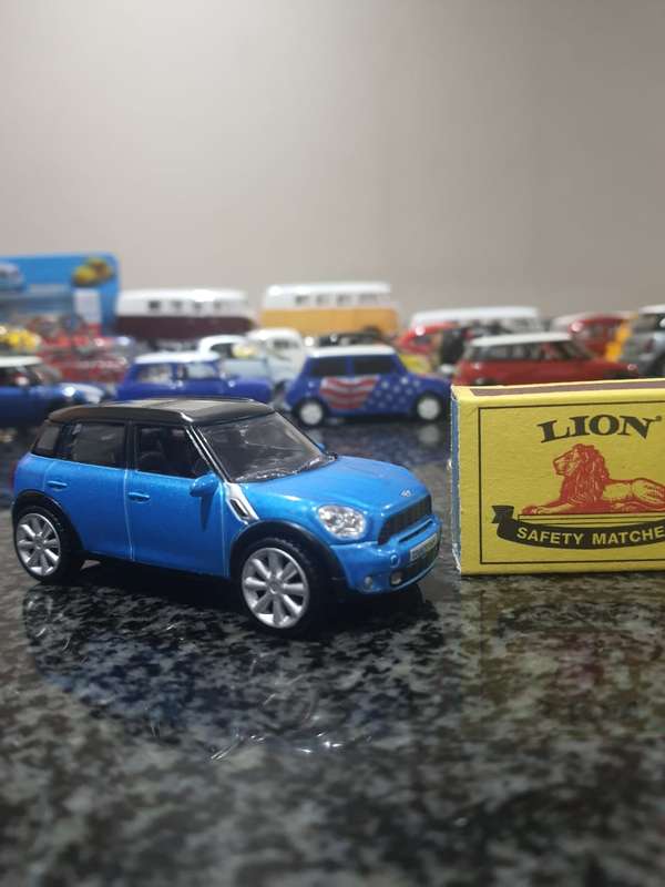 REALTOY MINI COUNTRYMAN 1/43 (J592)