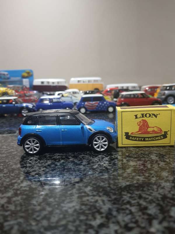 REALTOY MINI COUNTRYMAN 1/43 (J592)