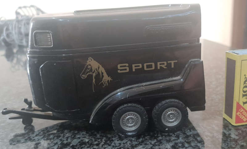 HORSE BOX MODEL UNKNOWN