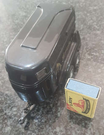 HORSE BOX MODEL UNKNOWN