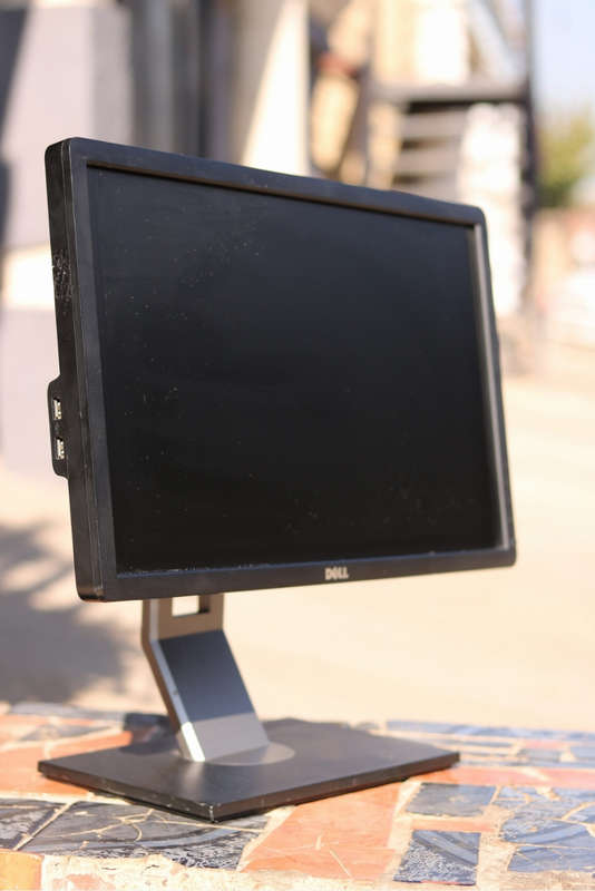 DELL E-Series E2210c/f 22" LCD Monitor 1680 x 1050 VGA DVI-D 60 Hz 5ms free power and vga
