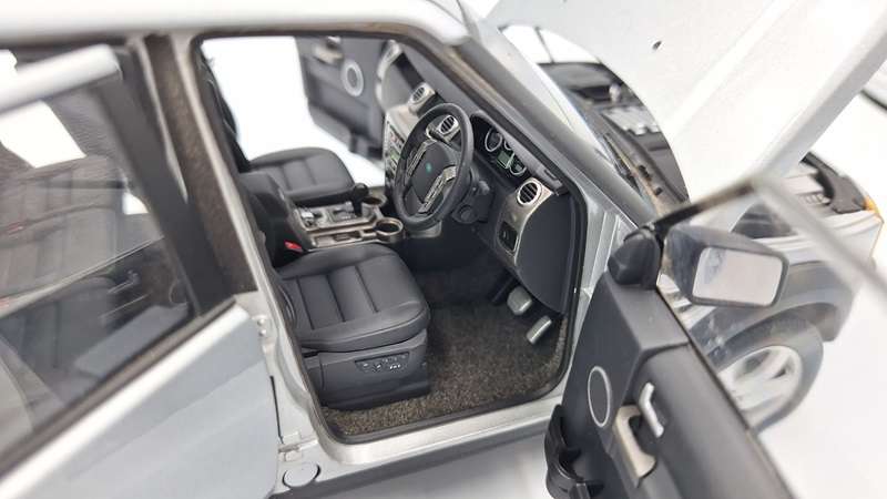 Land Rover Discovery 3 1:18 AutoArt Diecast Model