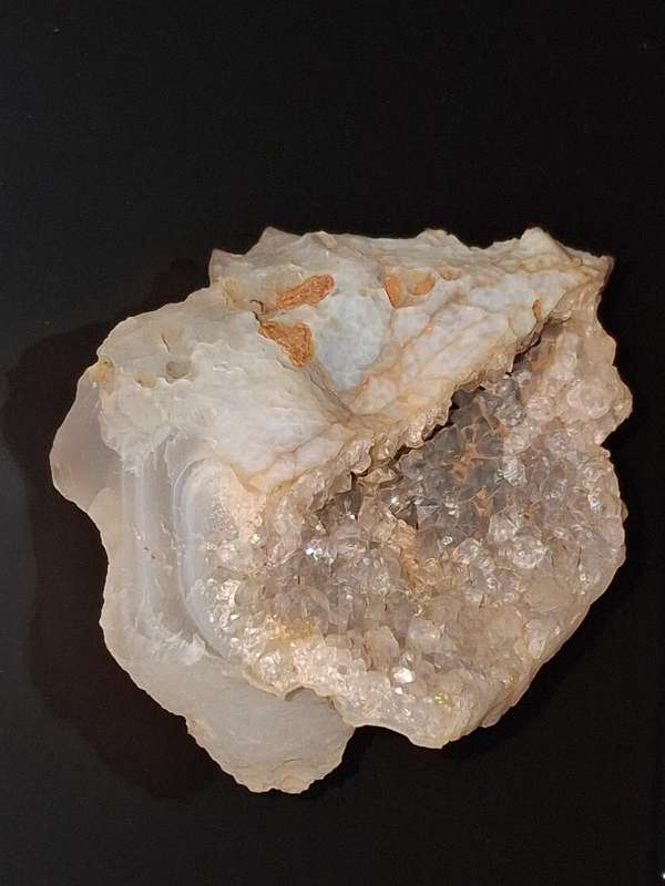 Quartz with banded agate shell