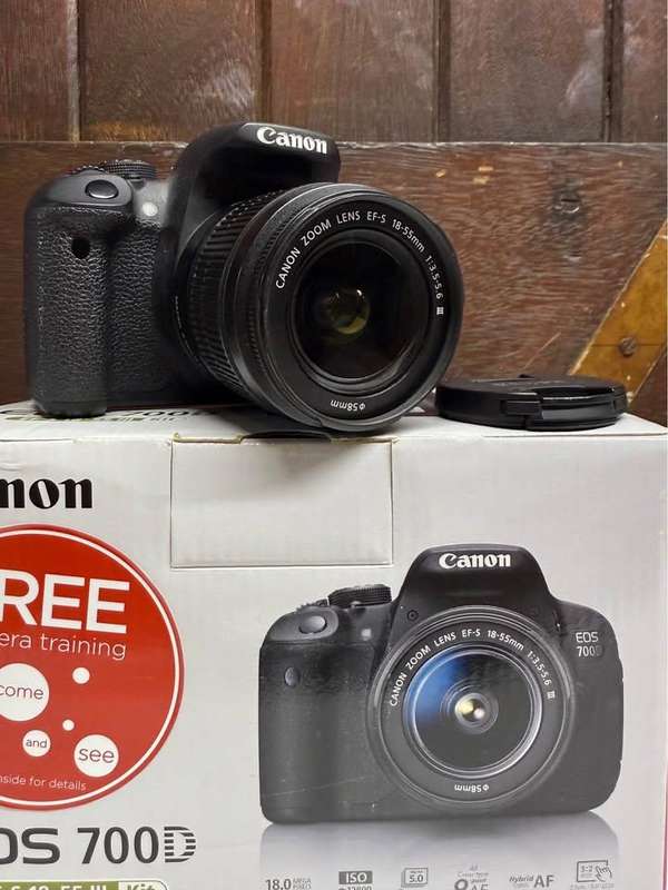 Canon EOS 700D DSLR Camera Kit