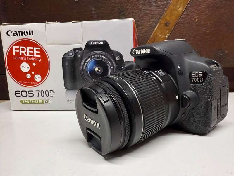 Canon EOS 700D DSLR Camera Kit