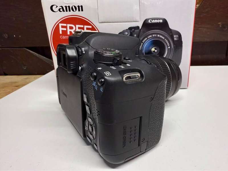 Canon EOS 700D DSLR Camera Kit