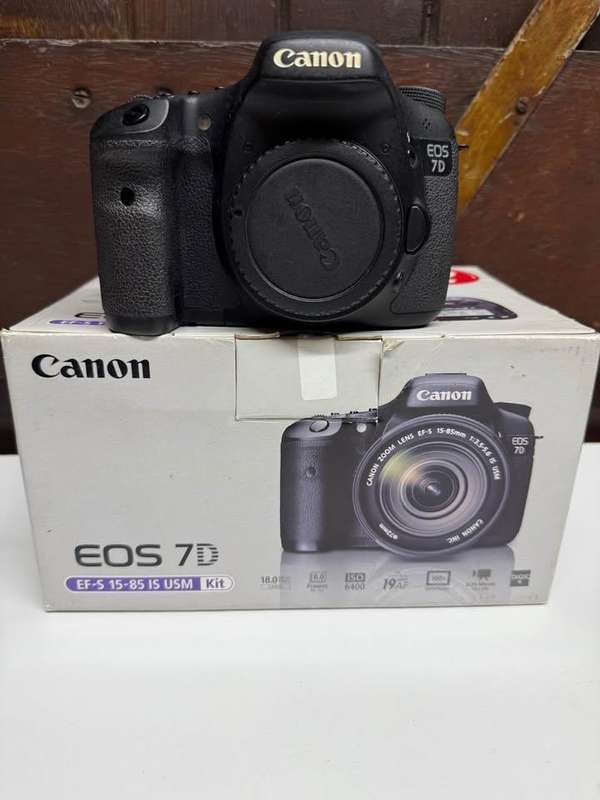 Canon EOS 7D DSLR Camera Body ( 18 Megapixel / 8 frames per second )
