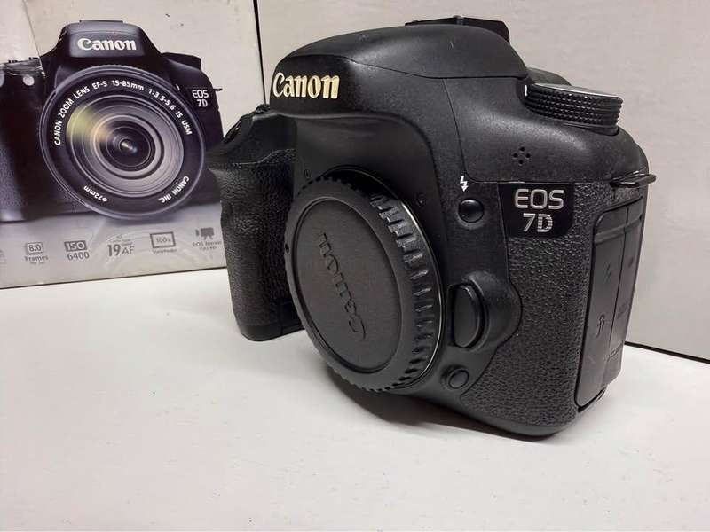 Canon EOS 7D DSLR Camera Body ( 18 Megapixel / 8 frames per second )