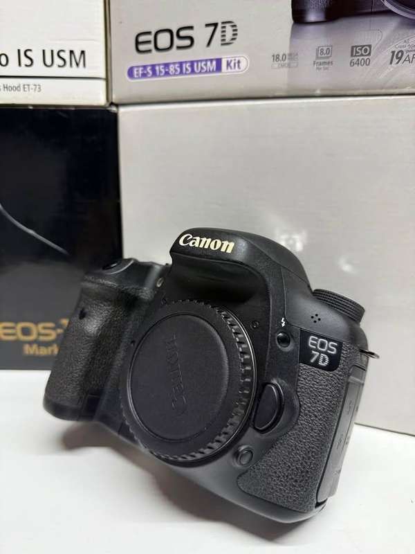 Canon EOS 7D DSLR Camera Body ( 18 Megapixel / 8 frames per second )