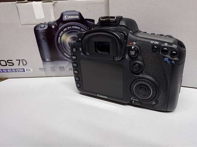 Canon EOS 7D DSLR Camera Body ( 18 Megapixel / 8 frames per second )