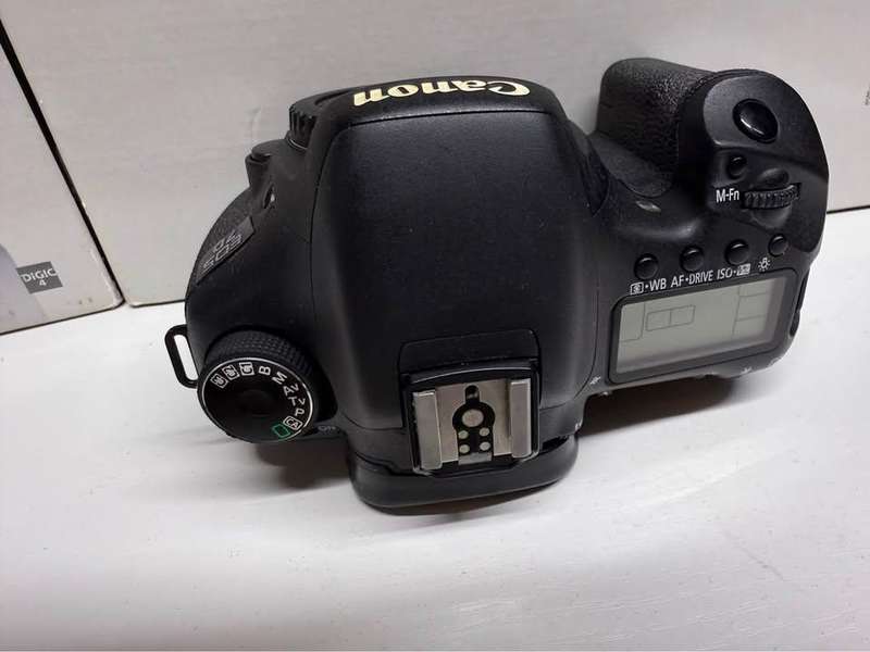 Canon EOS 7D DSLR Camera Body ( 18 Megapixel / 8 frames per second )