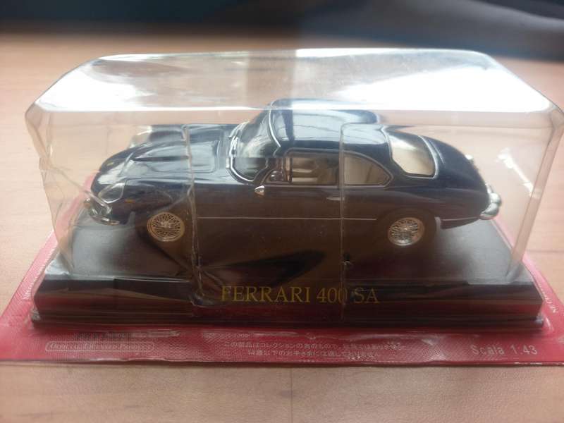 Ferrari 400 SA 1:43 Diecast scale model + magazine
