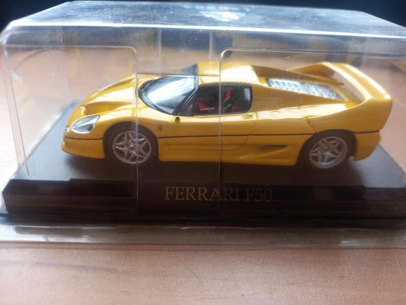 Ferrari F50 1:43 Diecast scale model + magazine