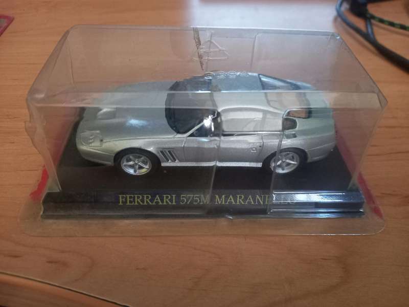 14 Ferrari die cast model cars + their magazines