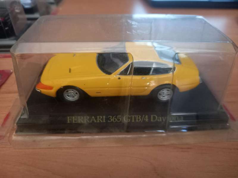 14 Ferrari die cast model cars + their magazines