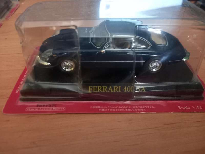 14 Ferrari die cast model cars + their magazines