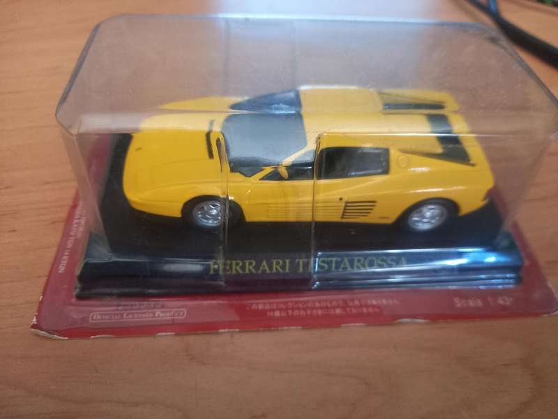 14 Ferrari die cast model cars + their magazines